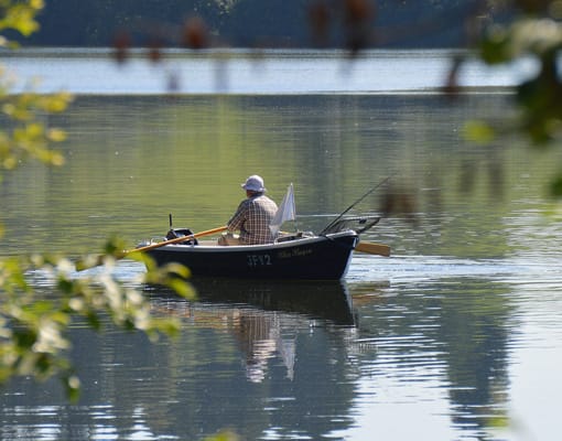 pecheur dans une chaloupe pecheur dans une chaloupe sur lac