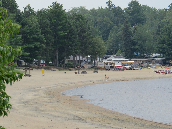 Plage de sable pourvoirie Club Brunet sur lac Baskatong